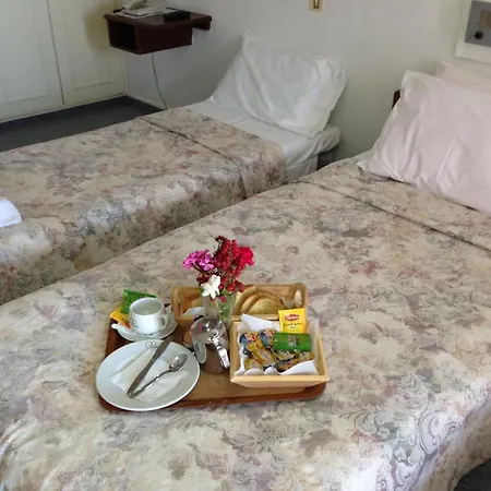 Chris Paul Hotel Diakopto